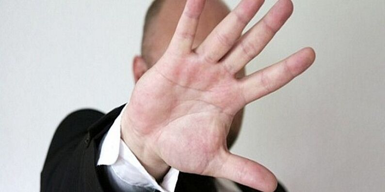 muškarac protiv priloga za povećanje penisa